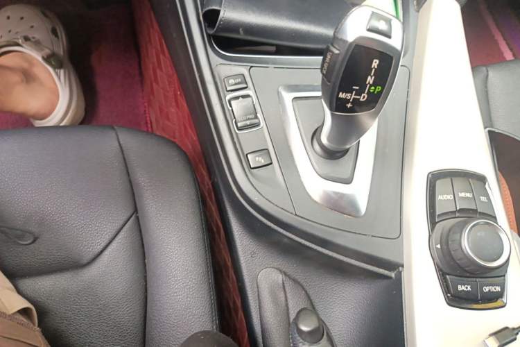 Used BMW 3 Series GT 2017 320i Sport Edition Gear Lever