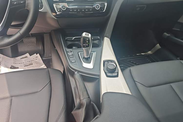 Used BMW 3 Series GT 2017 320i Sport Edition Gear Lever