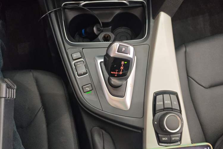 Used BMW 3 Series GT 2017 320i Sport Edition Gear Lever