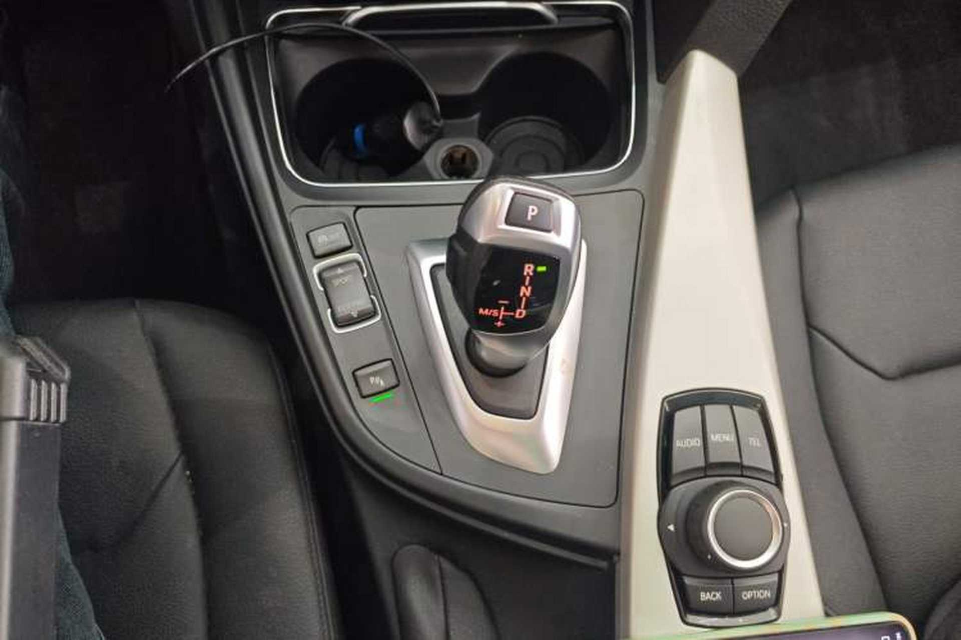 Used BMW 3 Series GT 2017 320i Sport Edition Gear Lever