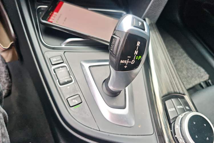 Used BMW 3 Series GT 2017 320i Sport Edition Gear Lever
