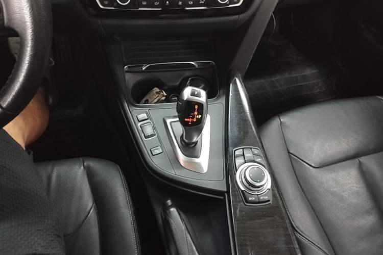 Used BMW 3 Series GT 2017 320i Luxury Design Package Gear Lever