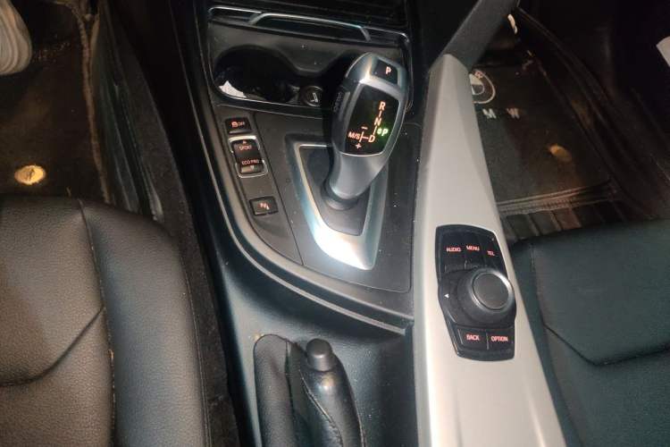 Used BMW 3 Series GT 2017 320i Sport Edition Gear Lever