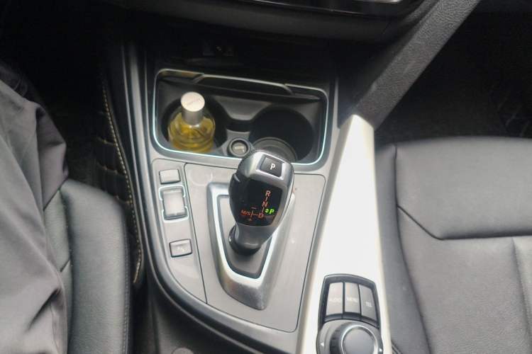 Used BMW 3 Series GT 2017 320i Sport Edition Gear Lever