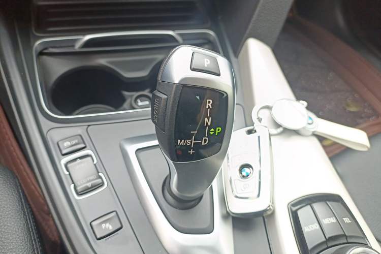 Used BMW 3 Series GT 2017 320i Sport Edition Gear Lever