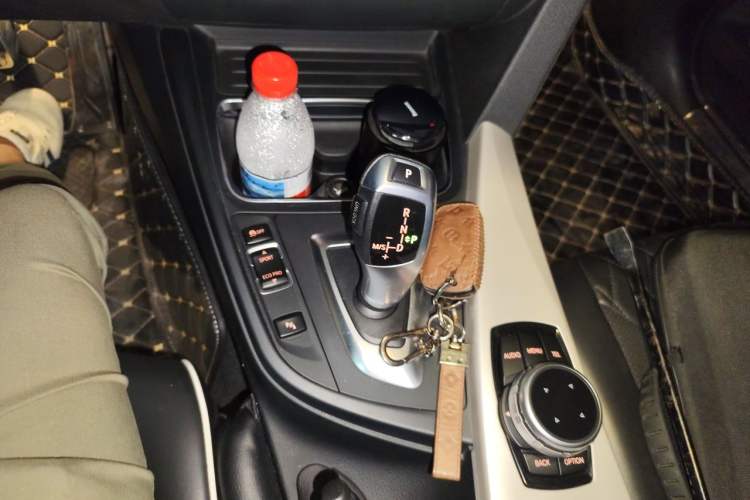 Used BMW 3 Series GT 2017 320i Sport Edition Gear Lever