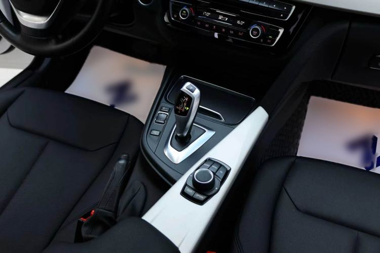 Used BMW 3 Series GT 2017 320i Sport Edition Gear Lever