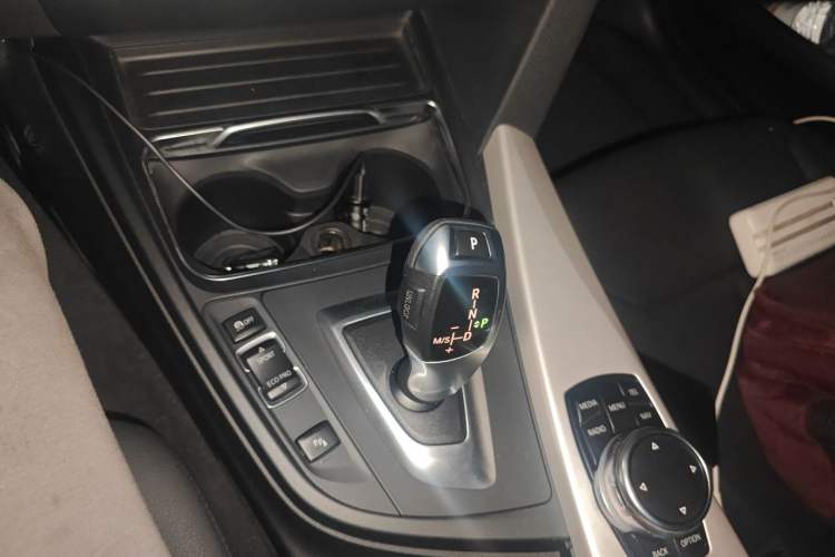 Used BMW 3 Series GT 2017 320i Sport Edition Gear Lever
