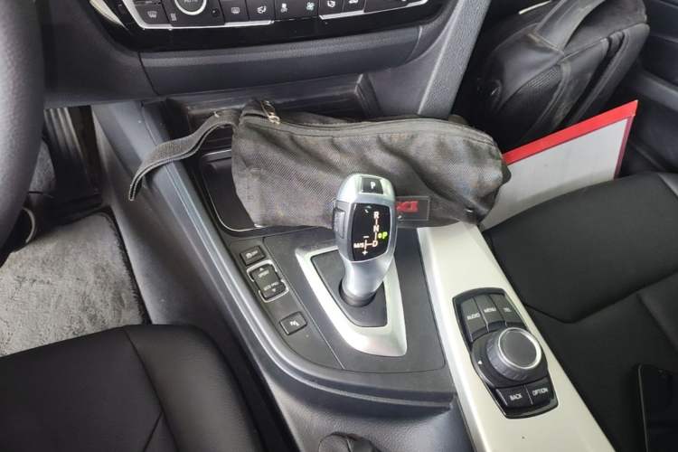 Used BMW 3 Series GT 2017 320i Sport Edition Gear Lever