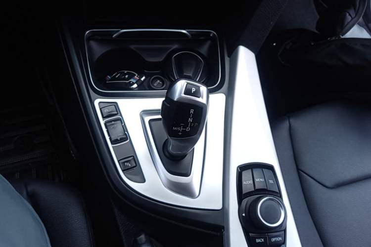 Used BMW 3 Series GT 2017 320i Sport Edition Gear Lever