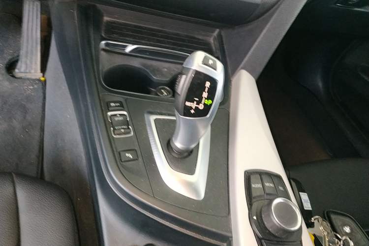 Used BMW 3 Series GT 2017 320i Sport Edition Gear Lever