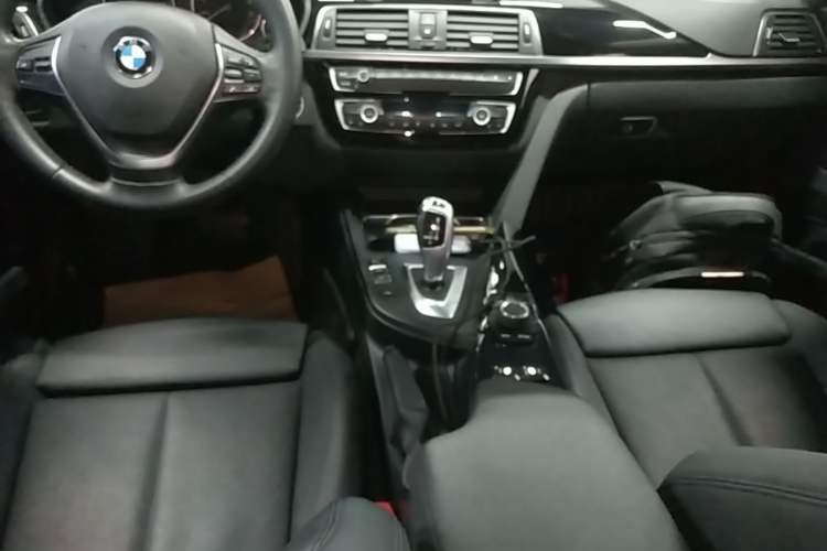 Used BMW 3 Series GT 2017 320i Sport Edition Gear Lever