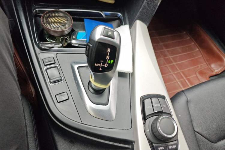 Used BMW 3 Series GT 2017 320i Sport Edition Gear Lever