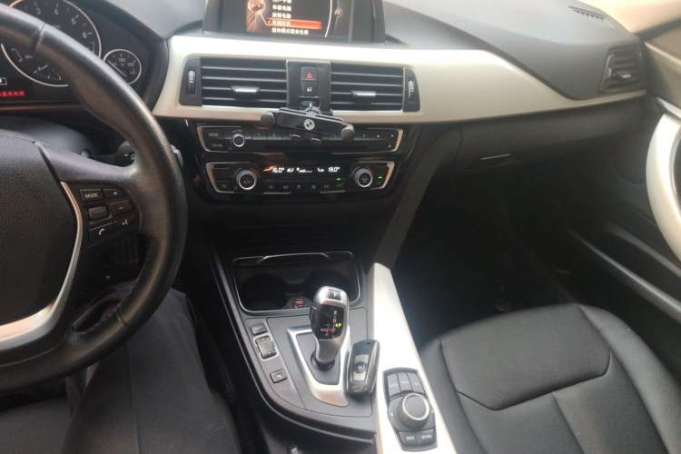 Used BMW 3 Series GT 2017 320i Sport Edition Gear Lever