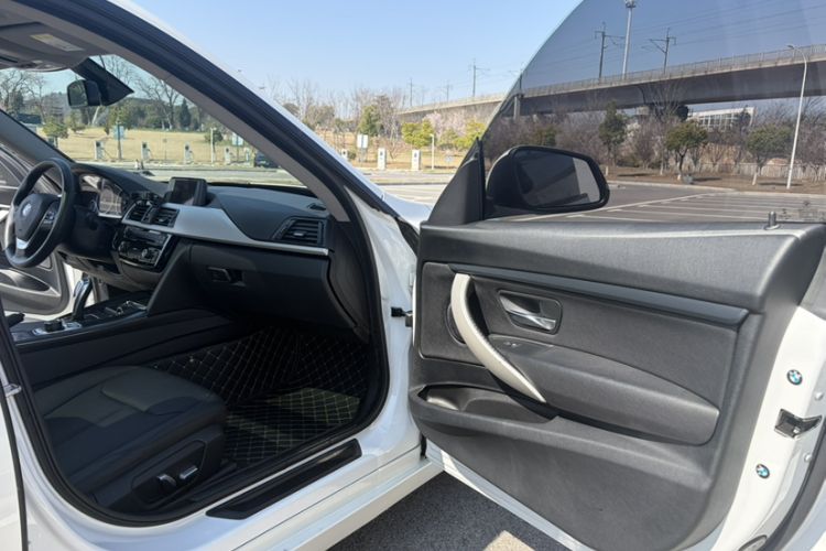 Used BMW 3 Series GT 2017 320i Sport Edition Interior 1