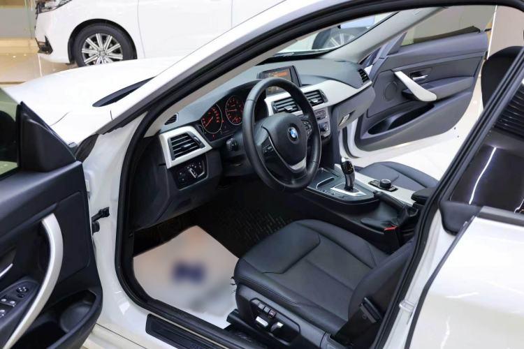 Used BMW 3 Series GT 2017 320i Sport Edition Interior 1