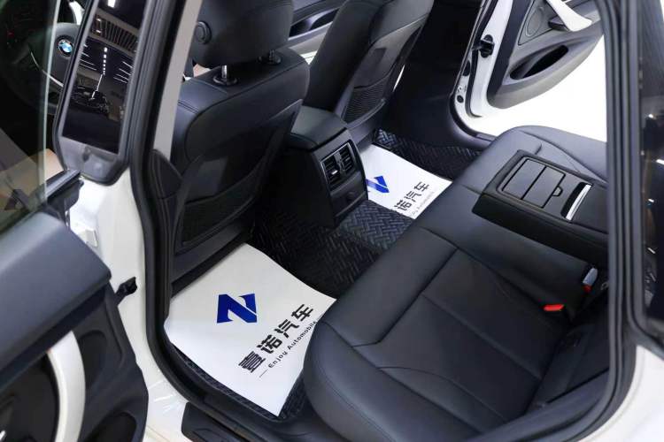 Used BMW 3 Series GT 2017 320i Sport Edition Interior 10