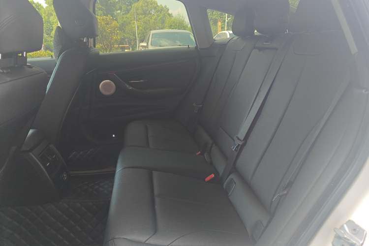 Used BMW 3 Series GT 2017 320i Sport Edition Interior 2
