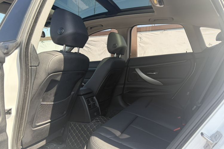 Used BMW 3 Series GT 2017 320i Sport Edition Interior 3