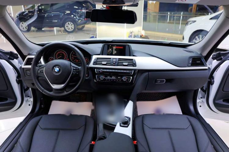 Used BMW 3 Series GT 2017 320i Sport Edition Interior 3