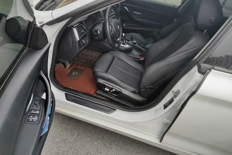 Used BMW 3 Series GT 2017 320i Sport Edition Interior 3