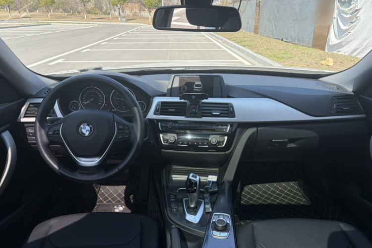 Used BMW 3 Series GT 2017 320i Sport Edition Interior 4