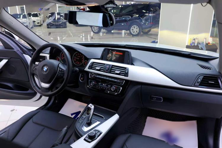Used BMW 3 Series GT 2017 320i Sport Edition Interior 4