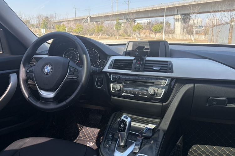 Used BMW 3 Series GT 2017 320i Sport Edition Interior 5
