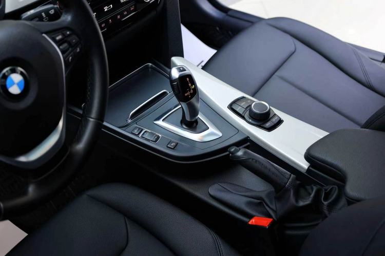 Used BMW 3 Series GT 2017 320i Sport Edition Interior 5