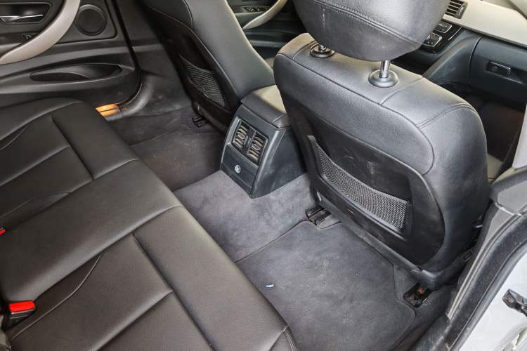 Used BMW 3 Series GT 2017 320i Sport Edition Interior 5