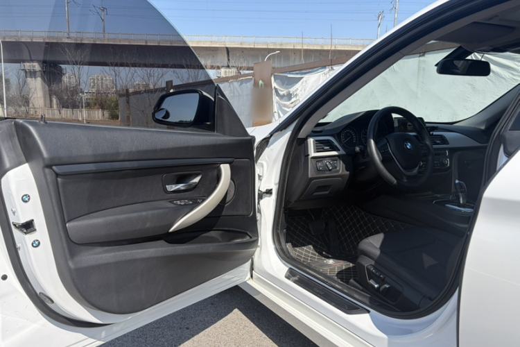 Used BMW 3 Series GT 2017 320i Sport Edition Interior 6