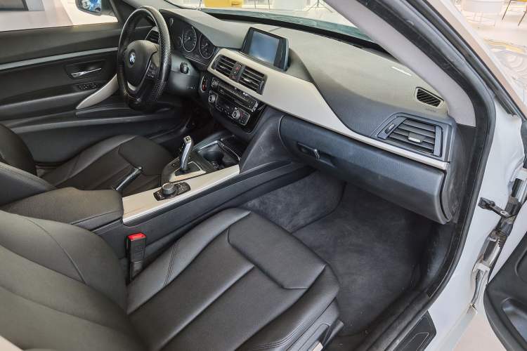 Used BMW 3 Series GT 2017 320i Sport Edition Interior 6