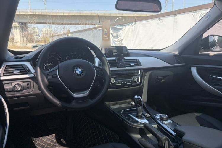 Used BMW 3 Series GT 2017 320i Sport Edition Interior 7