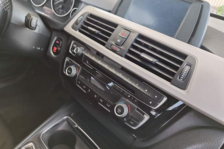 Used BMW 3 Series GT 2017 320i Sport Edition Interior 7