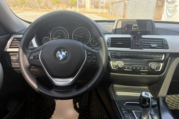 Used BMW 3 Series GT 2017 320i Sport Edition Interior 8
