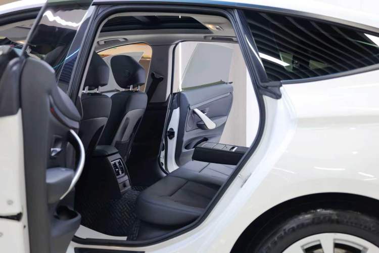 Used BMW 3 Series GT 2017 320i Sport Edition Interior 8