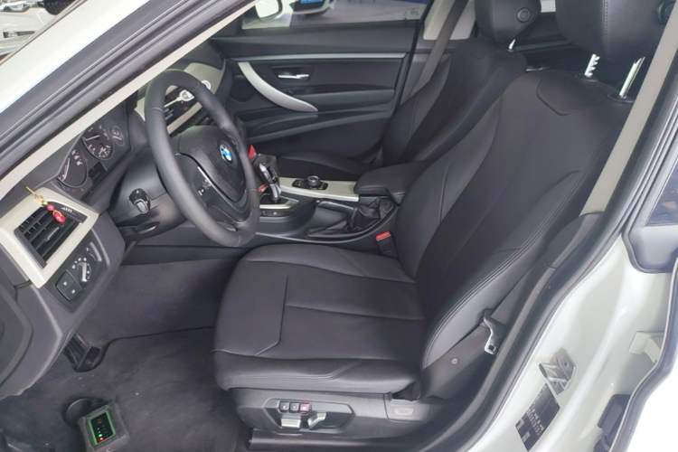 Used BMW 3 Series GT 2017 320i Sport Edition Left Front Seat