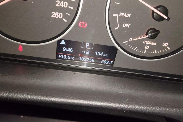 Used BMW 3 Series GT 2017 320i Sport Edition Odometer Close Up