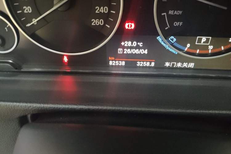 Used BMW 3 Series GT 2017 320i Luxury Design Package Odometer Close Up