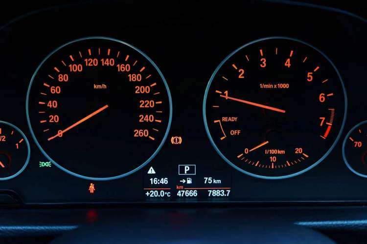 Used BMW 3 Series GT 2017 320i Sport Edition Odometer Close Up