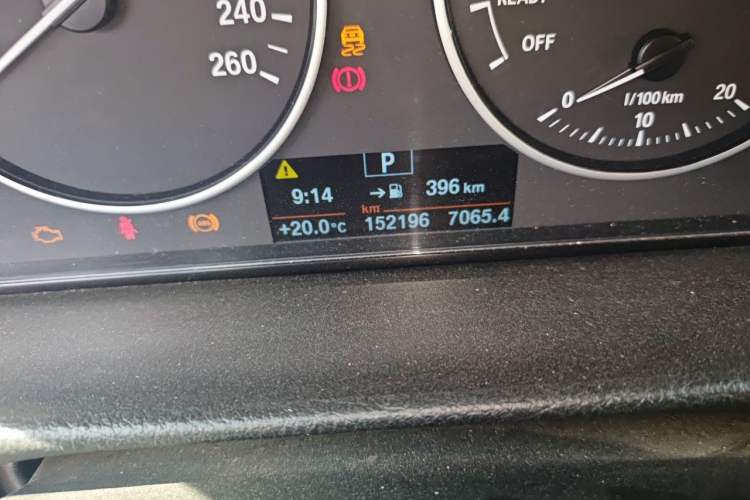 Used BMW 3 Series GT 2017 320i Sport Edition Odometer Close Up