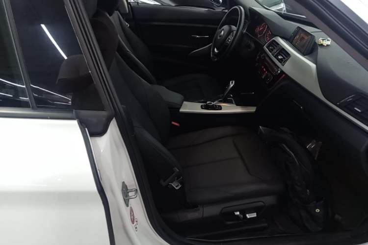 Used BMW 3 Series GT 2017 320i Sport Edition Right Front Seat