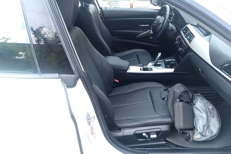 Used BMW 3 Series GT 2017 320i Sport Edition Right Front Seat