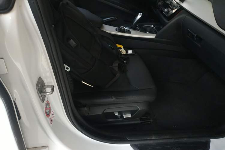 Used BMW 3 Series GT 2017 320i Sport Edition Right Front Seat