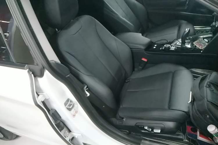 Used BMW 3 Series GT 2017 320i Sport Edition Right Front Seat