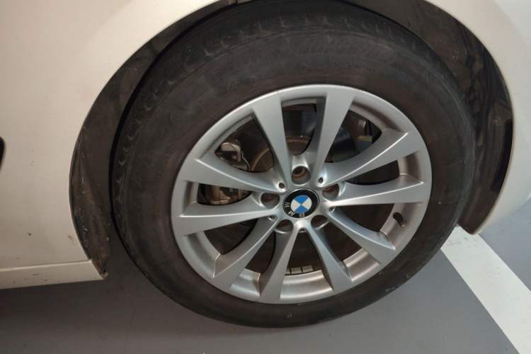 Used BMW 3 Series GT 2017 320i Sport Edition Right Front Wheel Hub