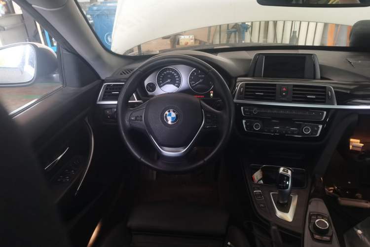 Used BMW 3 Series GT 2017 320i Luxury Design Package Steering Wheel