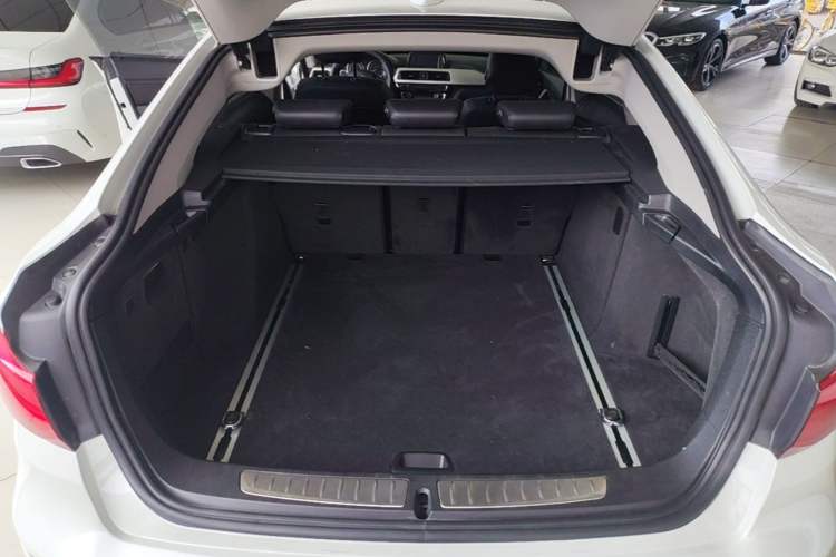 Used BMW 3 Series GT 2017 320i Sport Edition Trunk