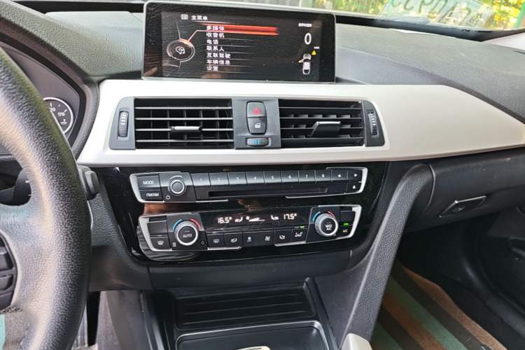 Used BMW 3 Series GT 2017 320i Sport Edition Audio And AC Panel