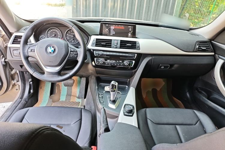 Used BMW 3 Series GT 2017 320i Sport Edition Center Console